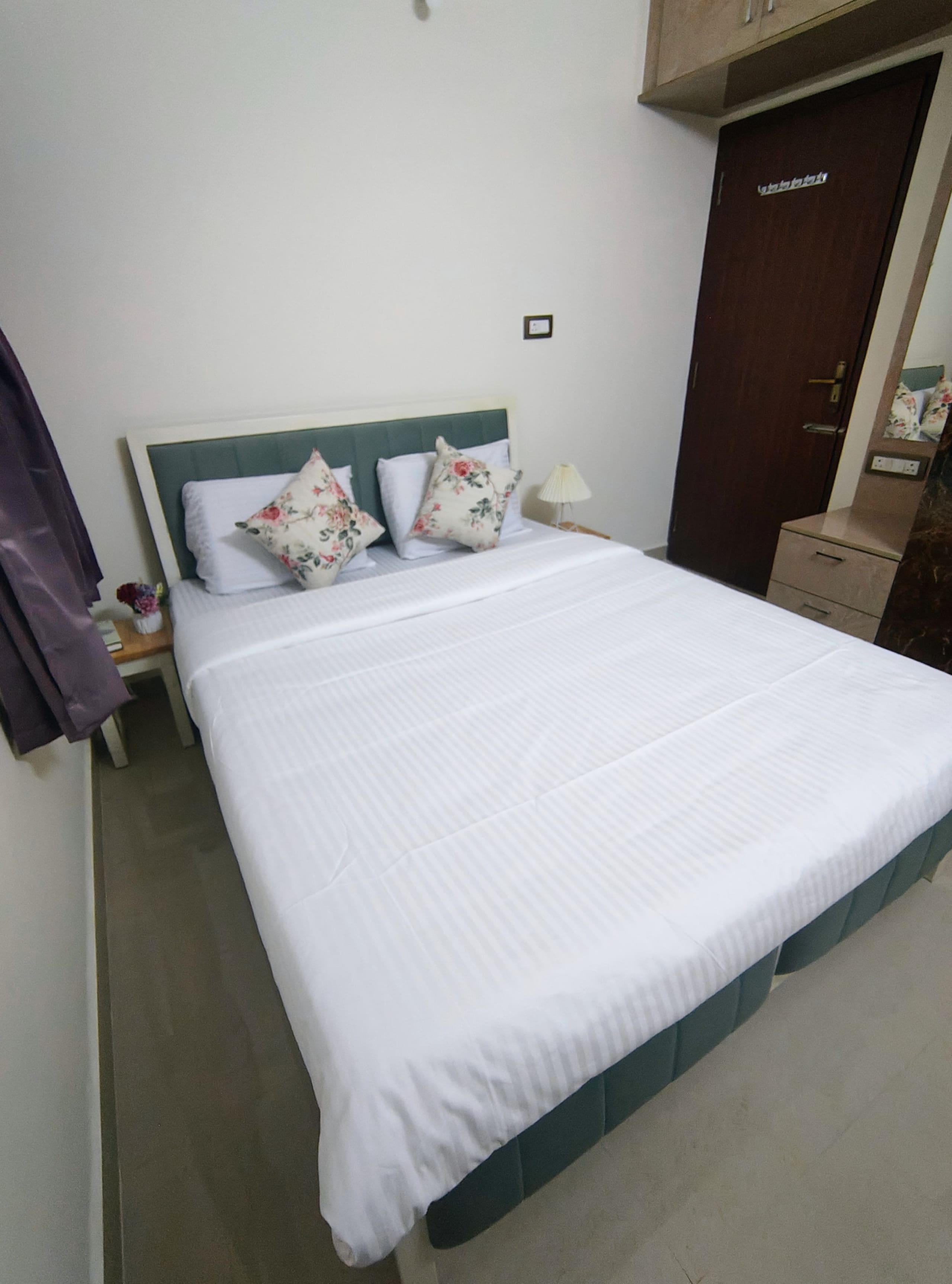 Yuhii Comfy 1BHK Harlur Rd HSR Ext Free parking - Tap to explore photos