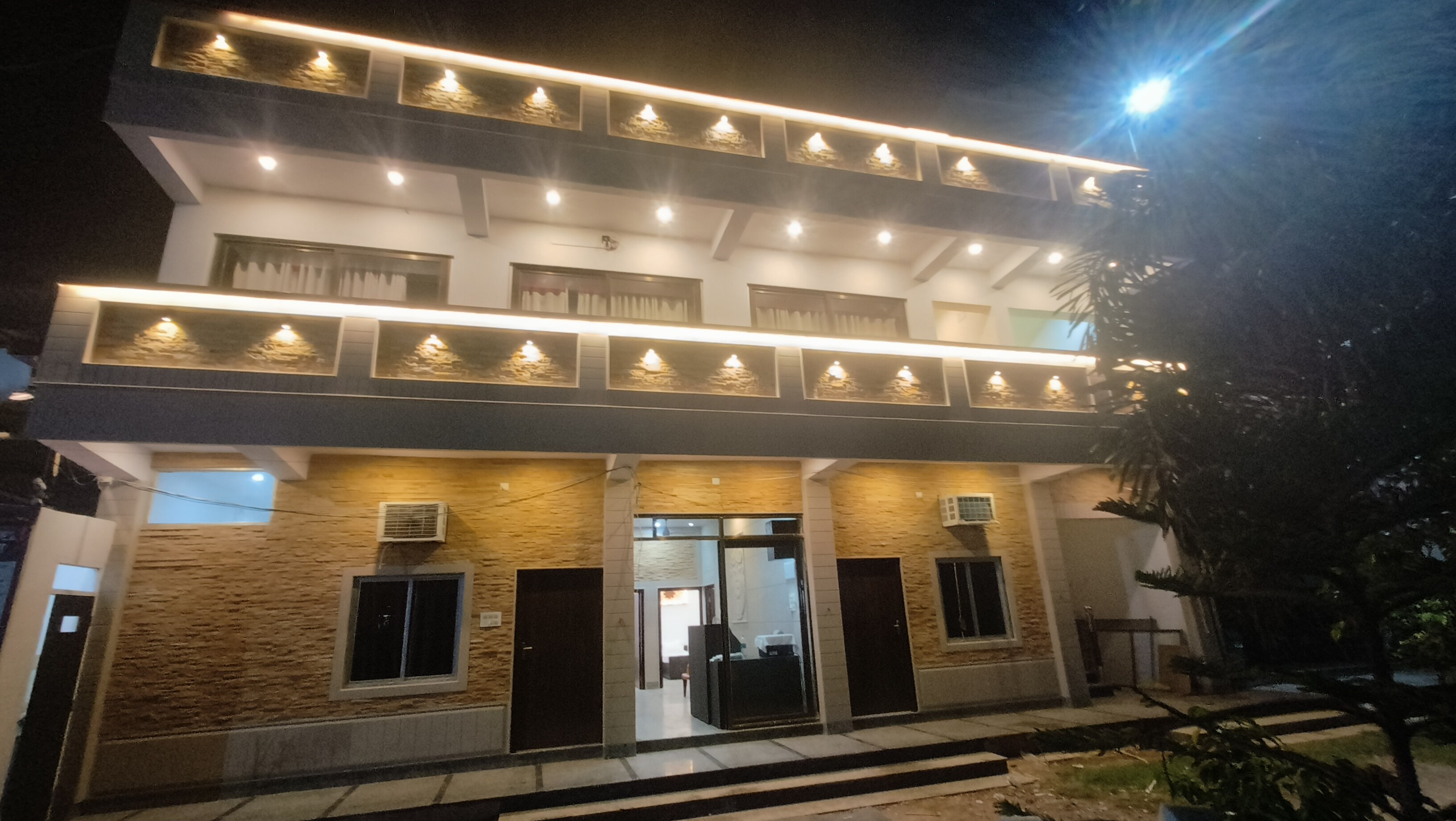 Ratna Hotel And Banquet - Tap to explore photos