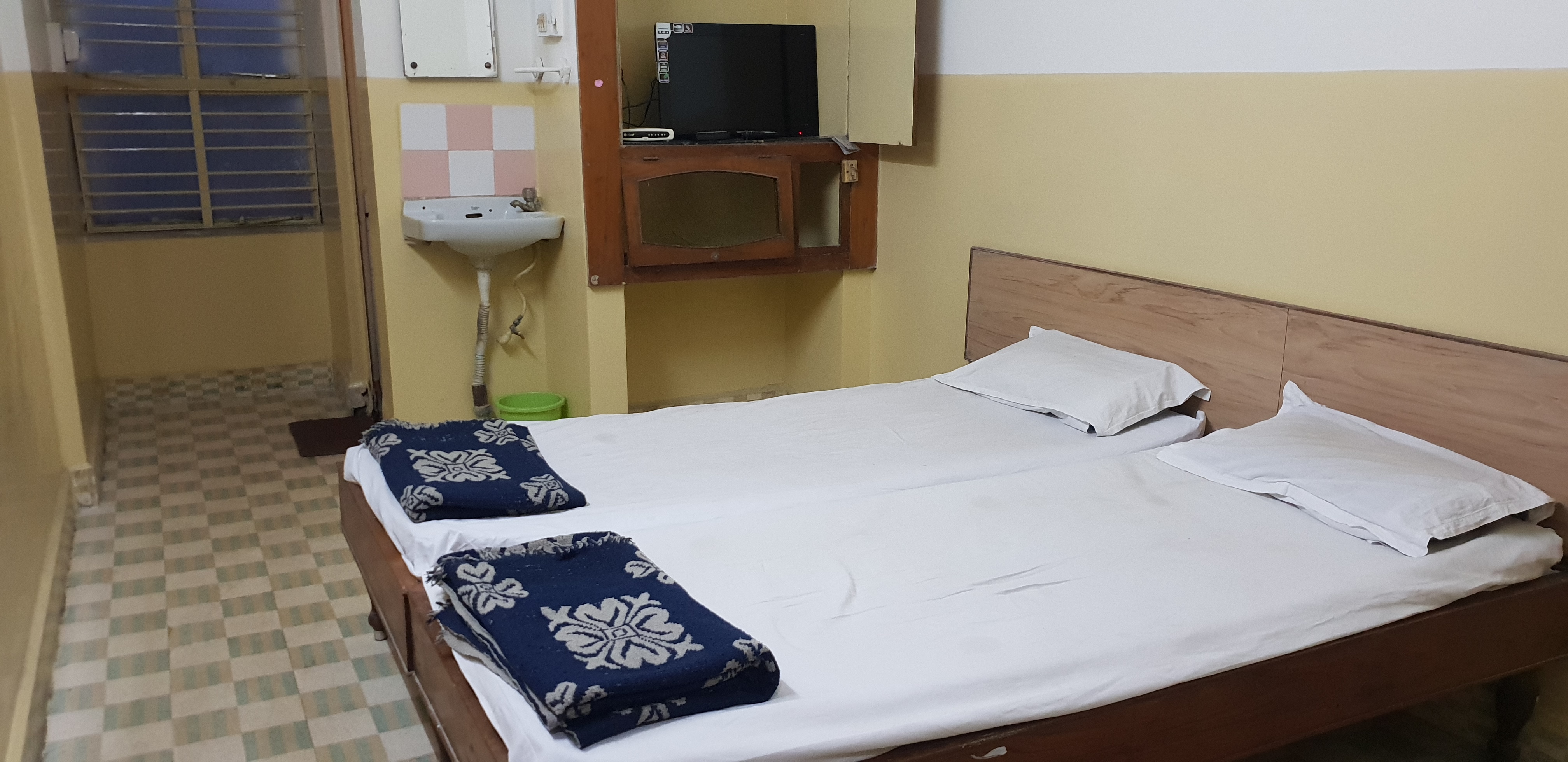 Hotel Gopi - Tap to explore photos