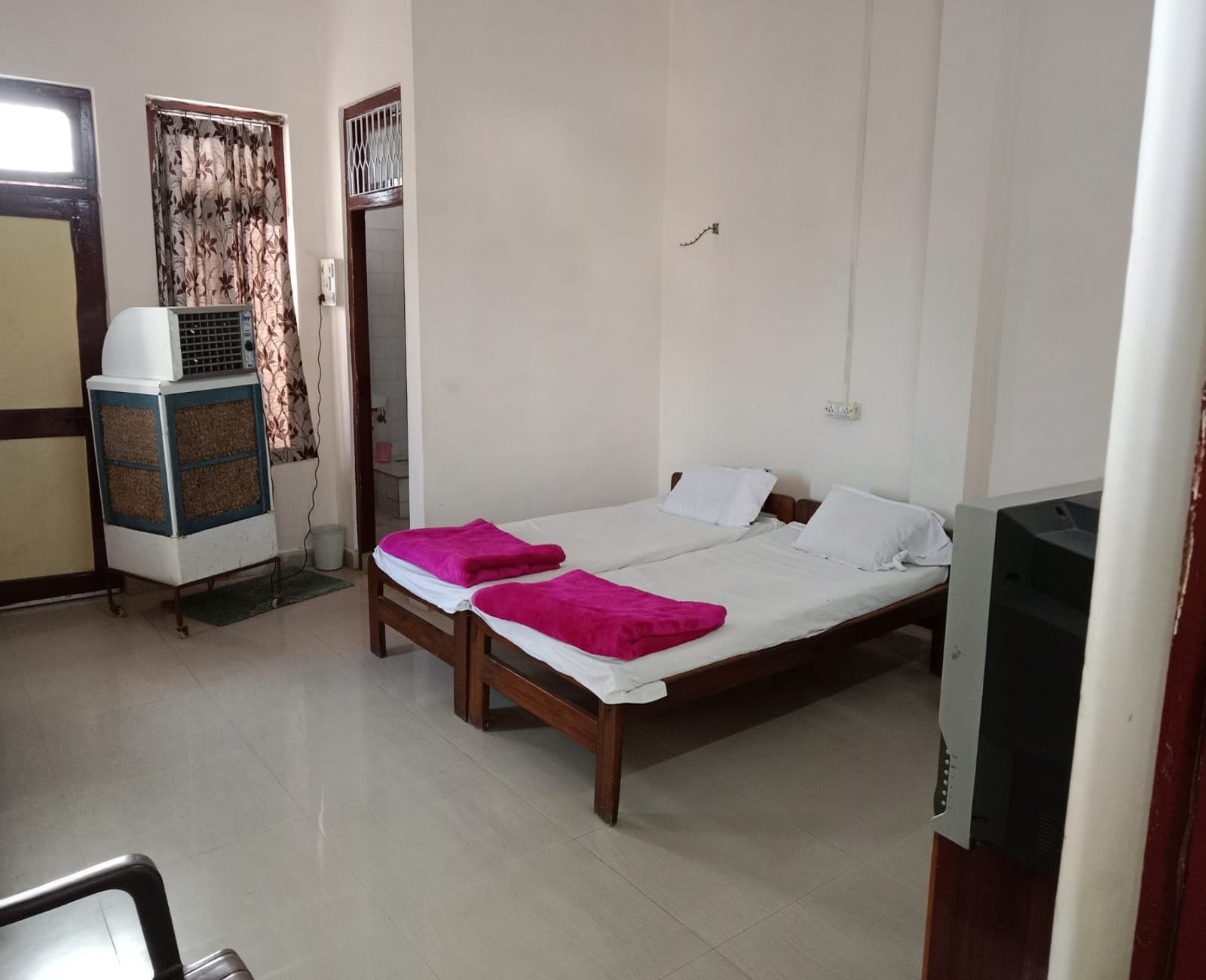 Satsang Guest House - Tap to explore photos