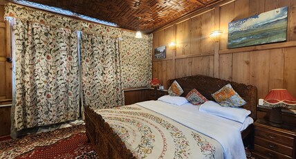 NEW BUCKINGHAM PALACE HERITAGE HOUSEBOAT | HOT & COLD AC Room Type - Deluxe Room