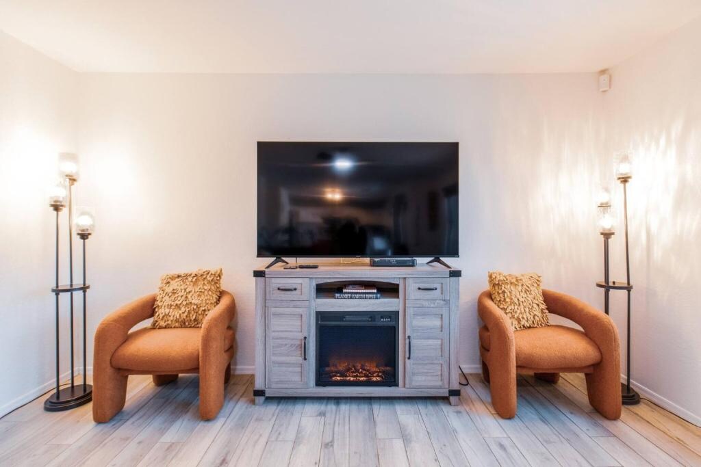 Comfort Home for Long Stays Fast WiFi HTD Pool - Tap to explore photos