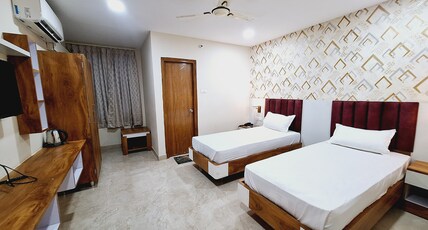 HOTEL FOUR SEASON Room Type - Premium King Room