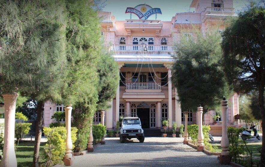 Kundan Hotel - Tap to explore photos