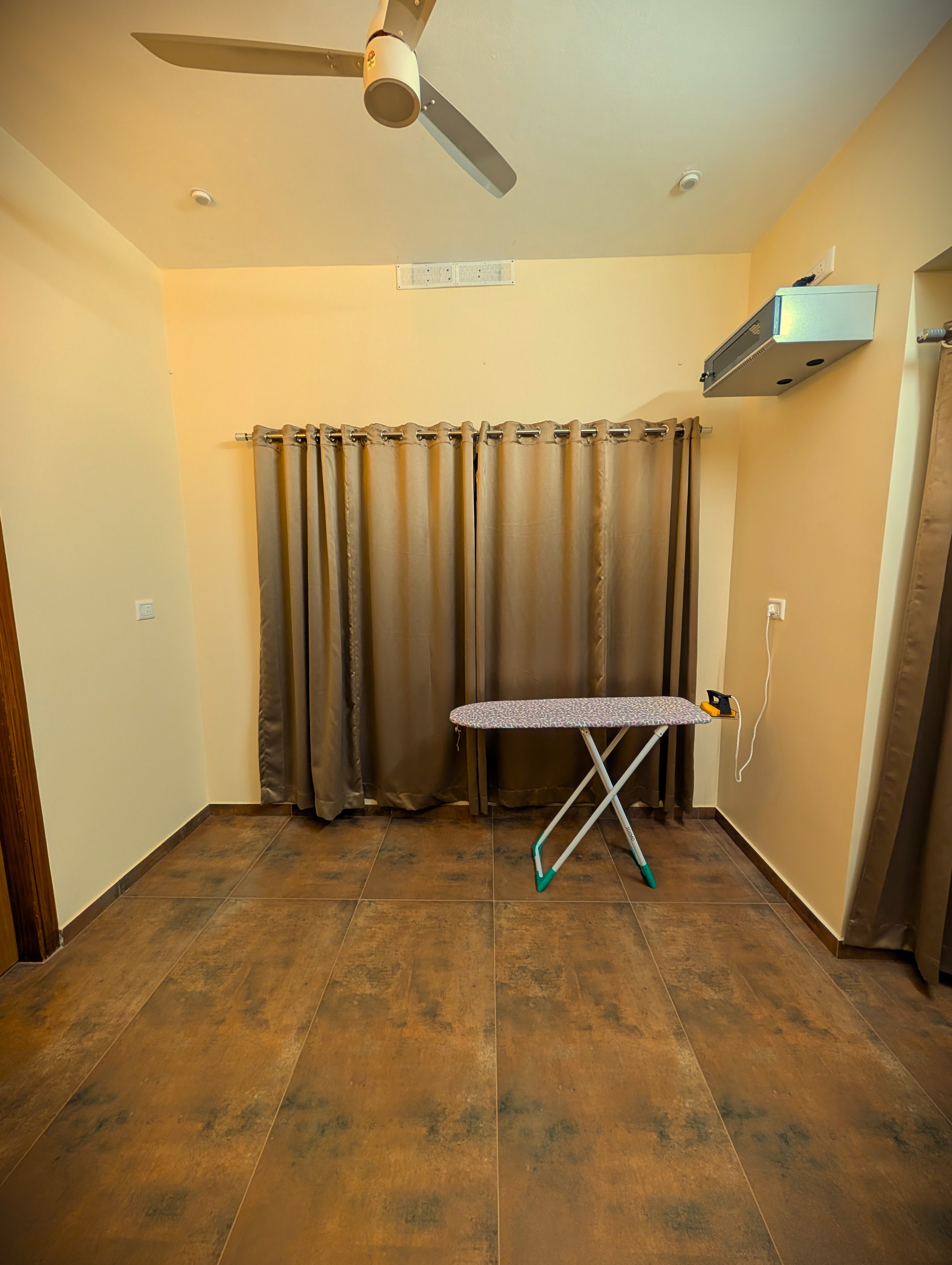 Howling Wolf - 3 BHK - Tap to explore photos