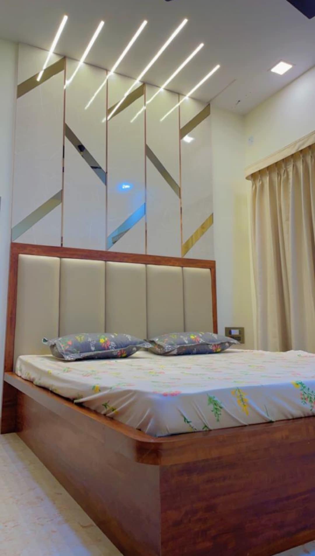 Ekaant - Tap to explore photos