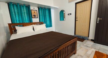 Sri Inn Room Type - Deluxe Room