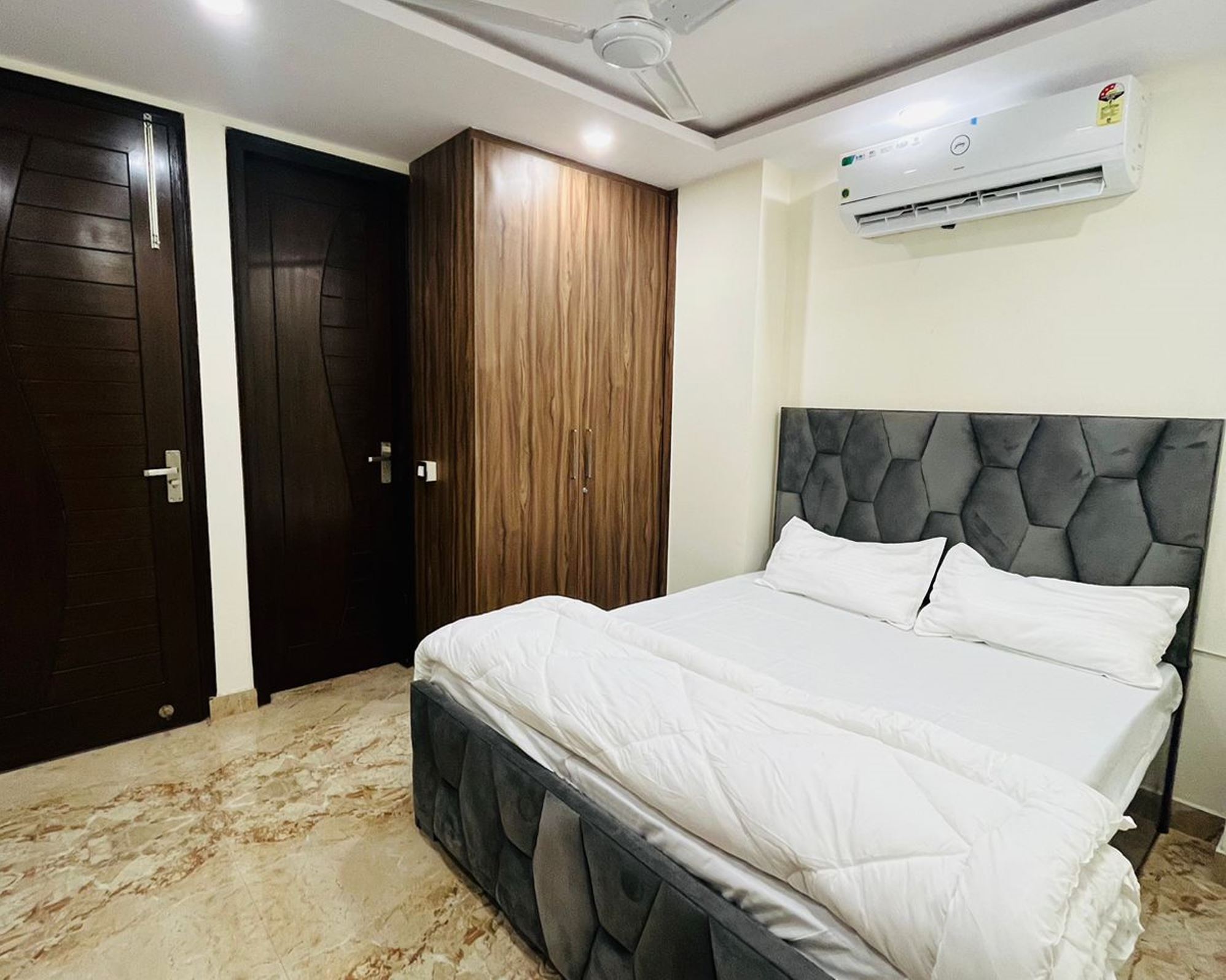 Housiify - Tap to explore photos