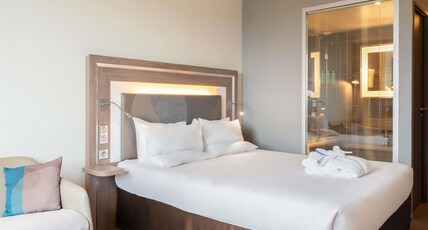 Novotel Paris 17 Room Type - Executive Room - Queen-size bed - View of the Eiffel Tower