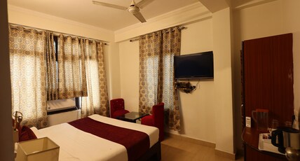 Hotel Uppal Plaza 5mins to triveni ghat Room Type - Deluxe Room
