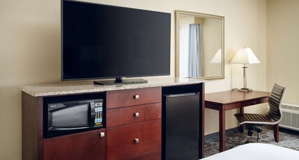 DoubleTree by Hilton Hotel Rocky Mount Room Type - 1 KING JR SUITE NONSMOKING