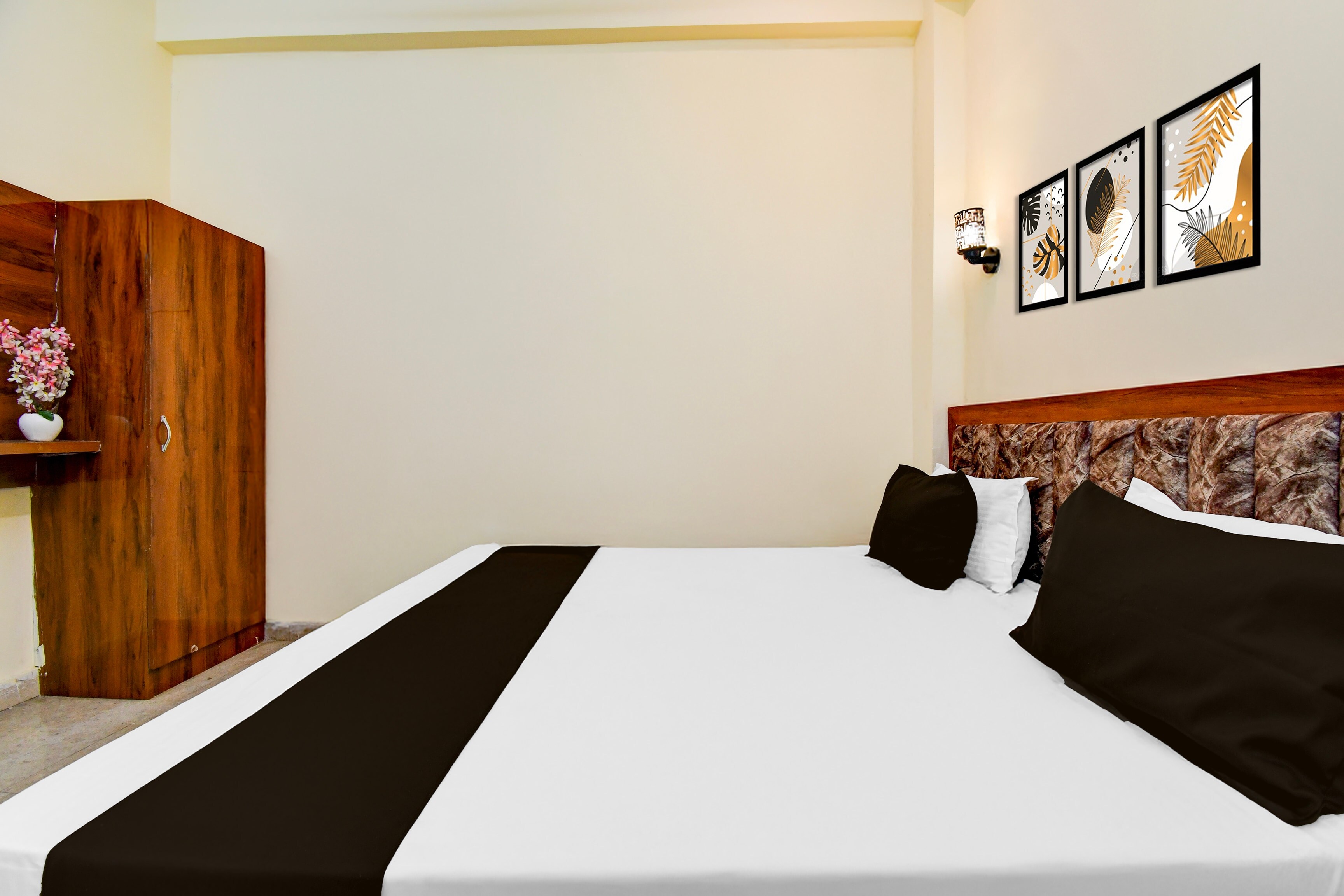 Hotel O SRS Inn Guest House - Tap to explore photos