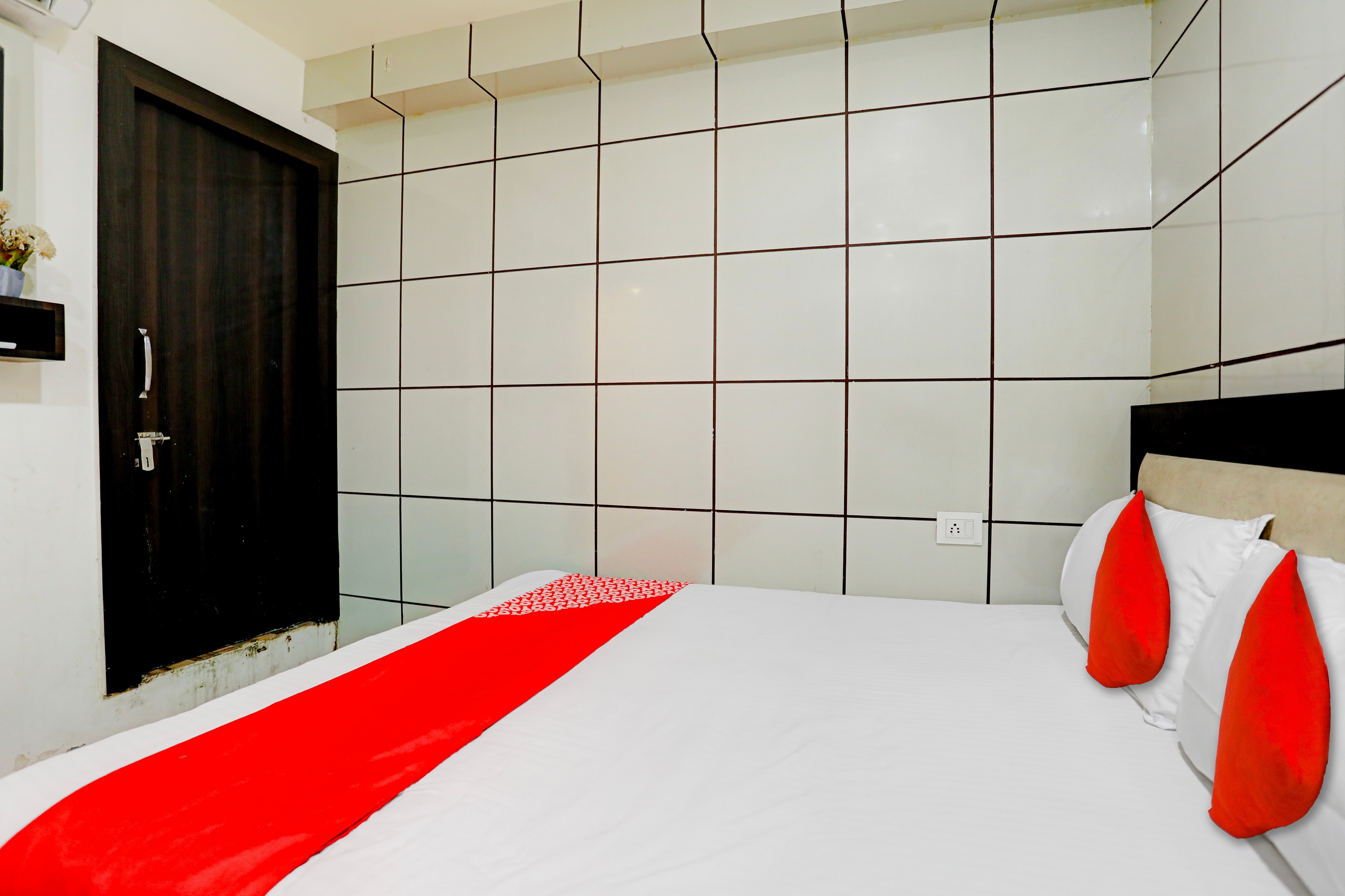 OYO Flagship Hotel The Moon - Tap to explore photos