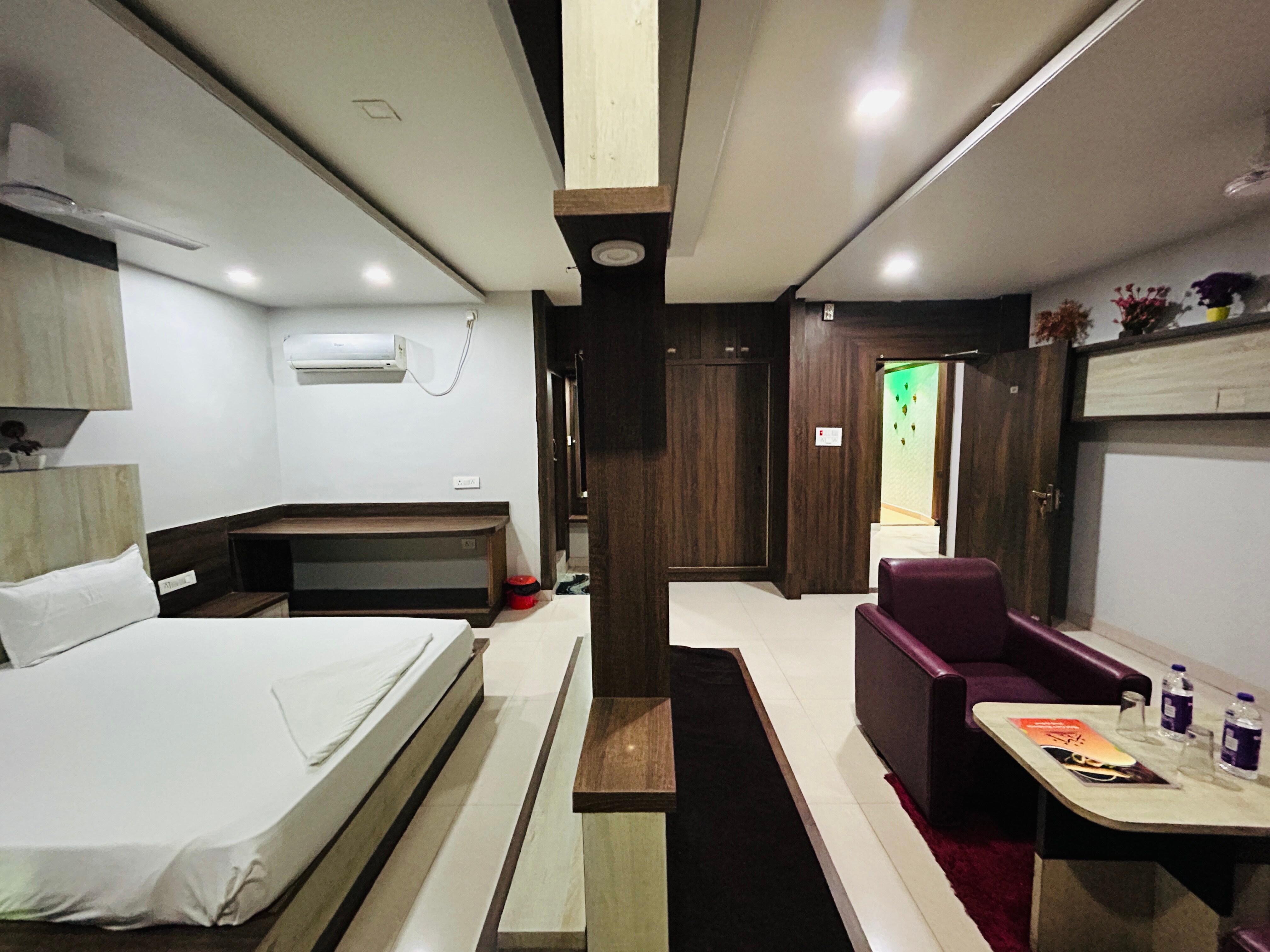 Hotel Garv Residencia - Tap to explore photos