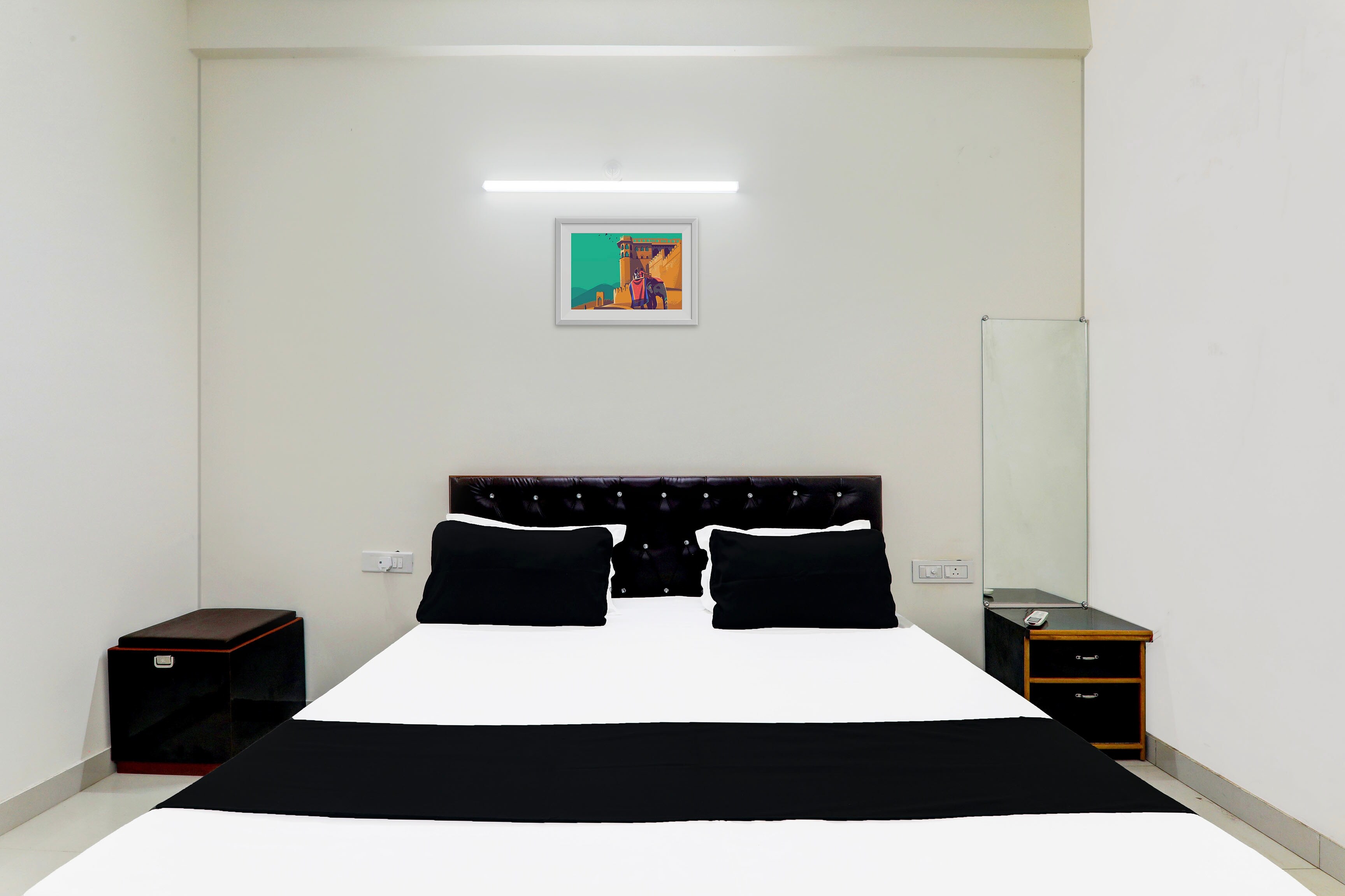 Hotel O SIDDHIVINAYAK GUEST HOUSE & RESTAURANT - Tap to explore photos