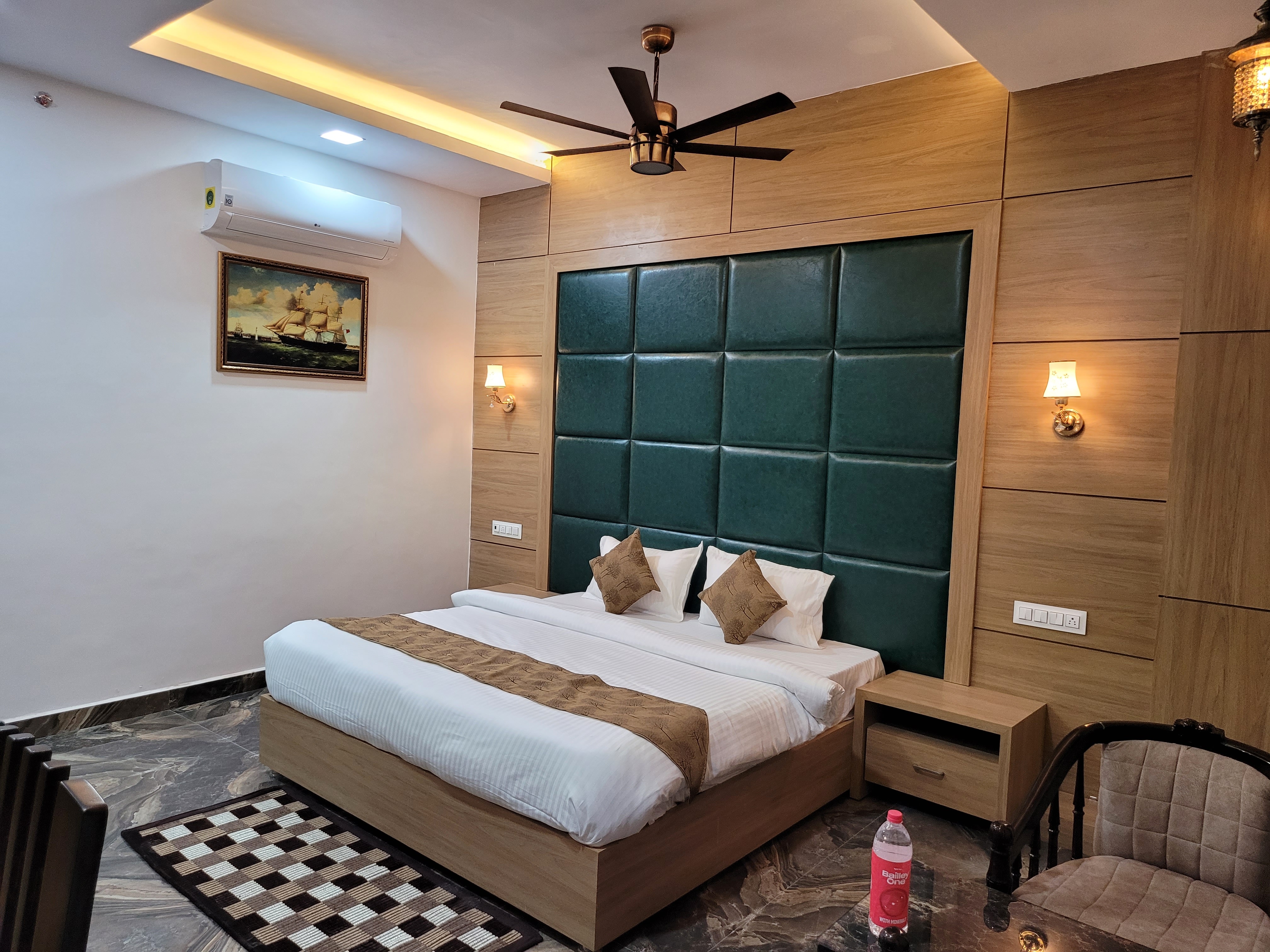  HOTEL SILVERBIRD - Tap to explore photos
