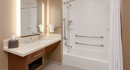 Staybridge Suites Oklahoma City Downtown Room Type - 1 King Bed Studio Suite Mobil Access Tub