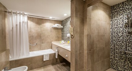 Holiday Inn Riyadh al qasr Room Type - 1 King Bed 1 Bedroom Suite Smoking