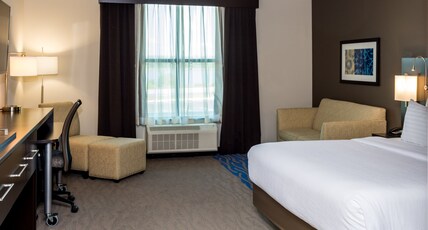Holiday Inn Paducah Riverfront, an IHG Hotel Room Type - 1 King Standard Mobility Accessible Roll In Shower Holiday Inn Paducah Riverfront, an IHG Hotel Room Type - 1 King Standard Mobility Accessible Roll In Shower