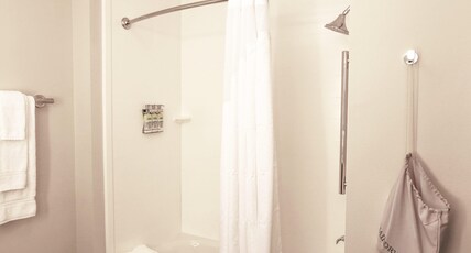 Holiday Inn Express & Suites Houston IAH - Beltway 8 Room Type - 2 Queen Beds Standard