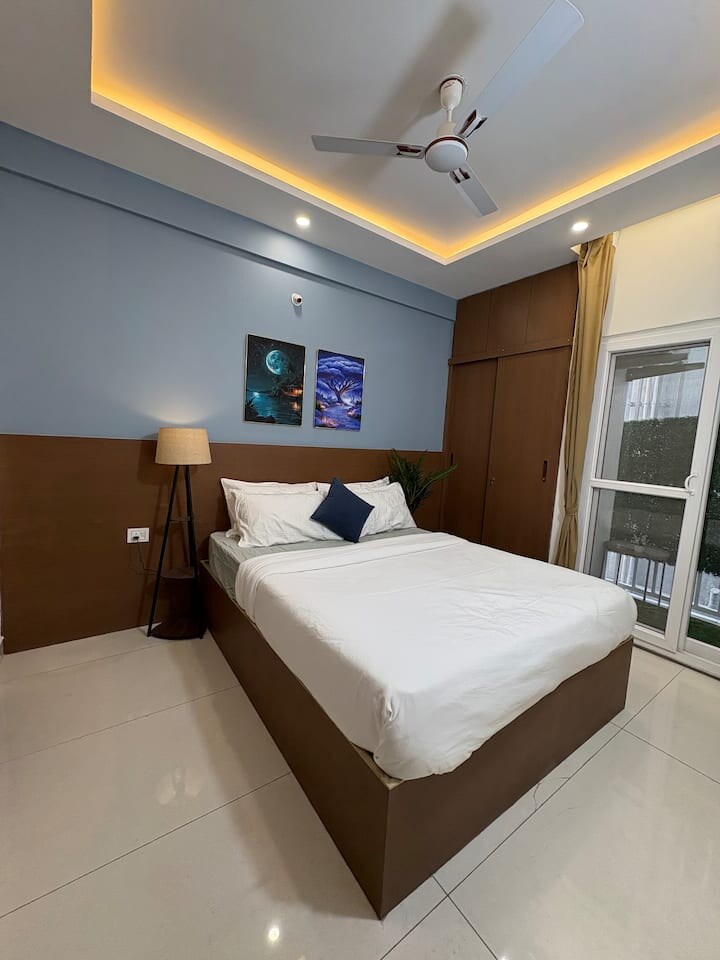 Cozy 1BHK by Five One Stays - Tap to explore photos