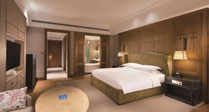 Hilton Wenan Room Type - KING GUEST ROOM LAKEVW