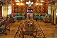 Naaz Kashmir (A Luxury Houseboat)