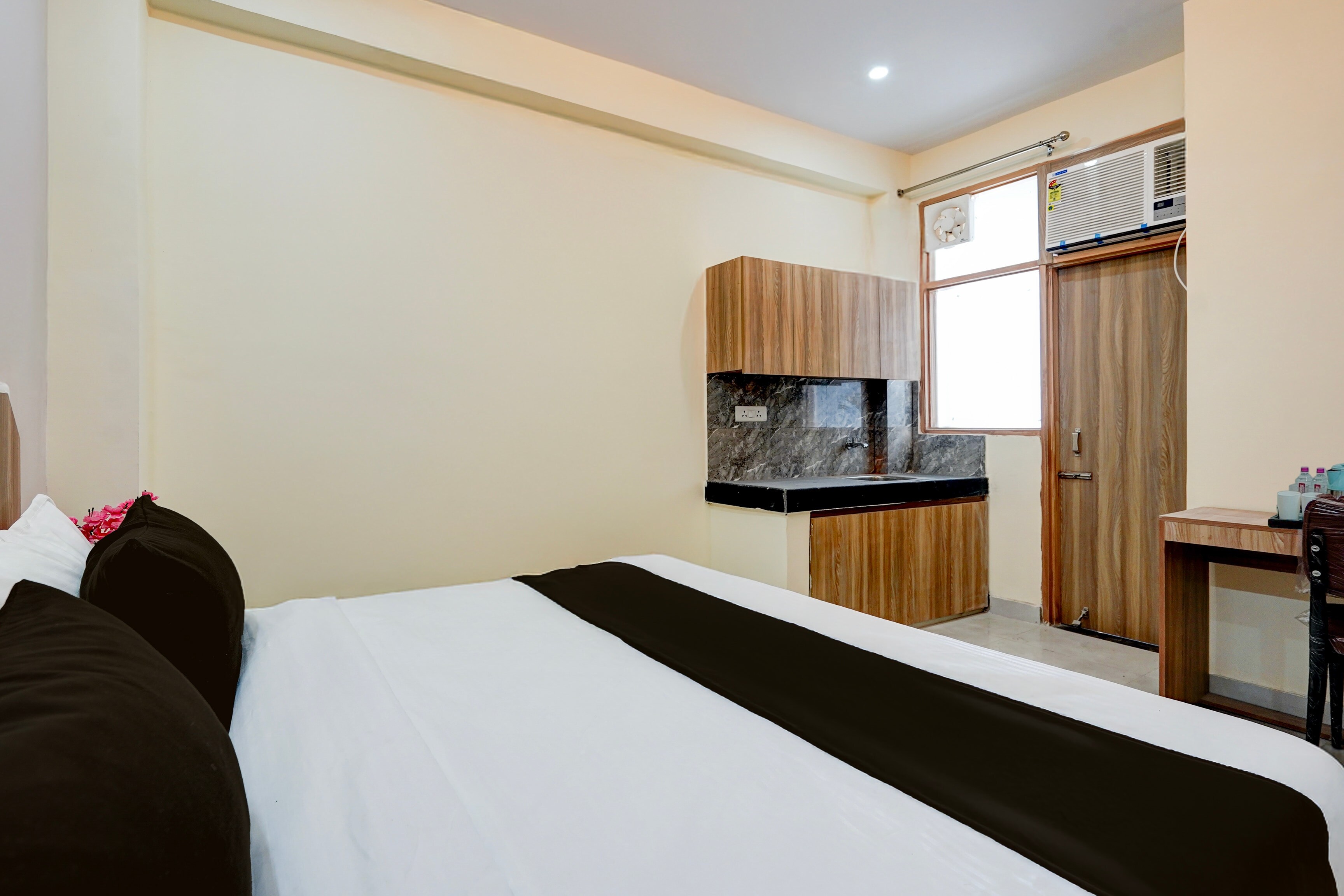Super Townhouse Sector 18 Udhyog Vihar - Tap to explore photos