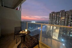 Cozy Sunset Stay | Couple Friendly Studio | City View Gaur City