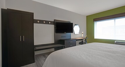 Holiday Inn Express MILWAUKEE DOWNTOWN Room Type - 1 King Suite