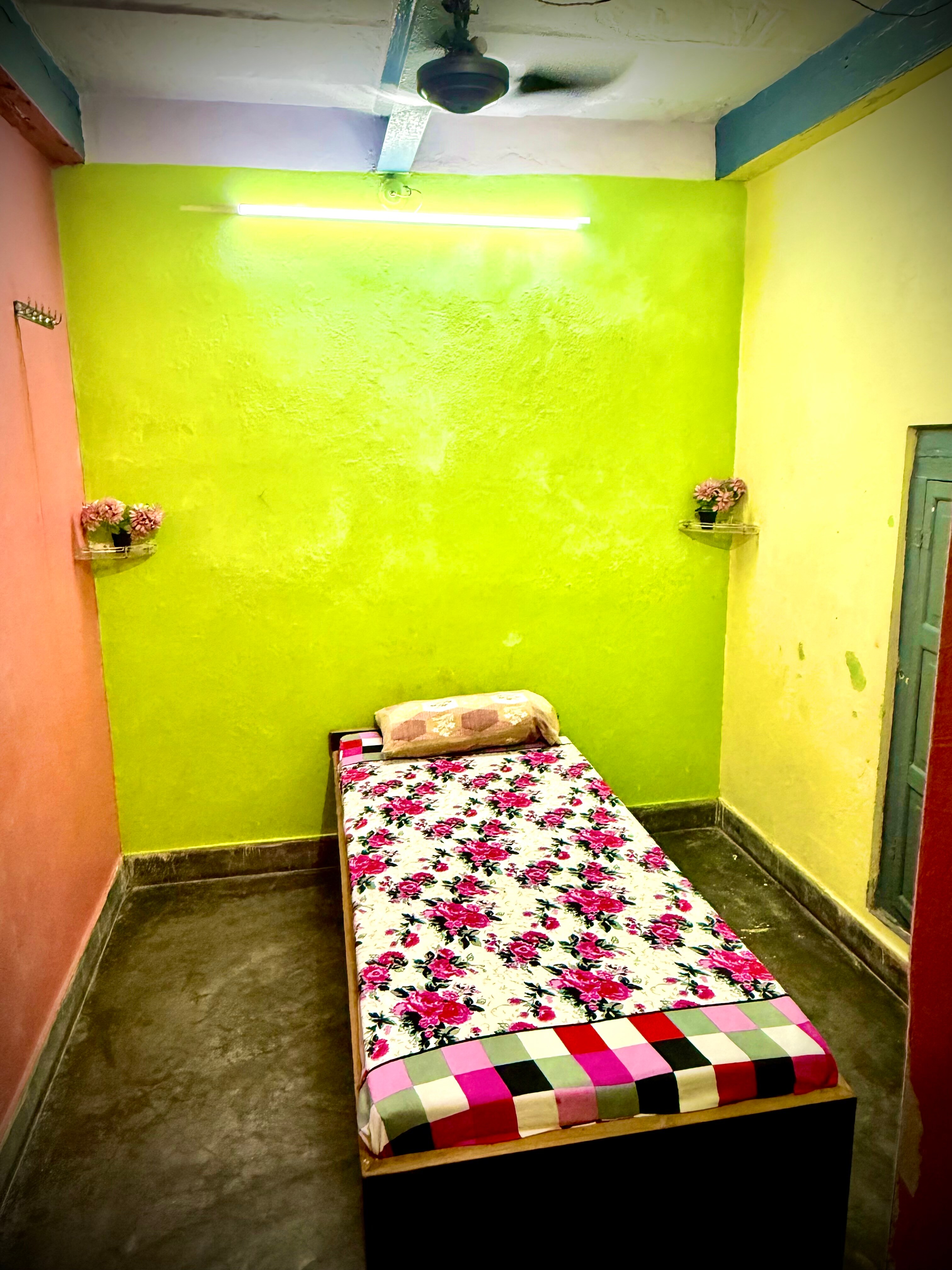 Tridev Paying Guest House - Tap to explore photos