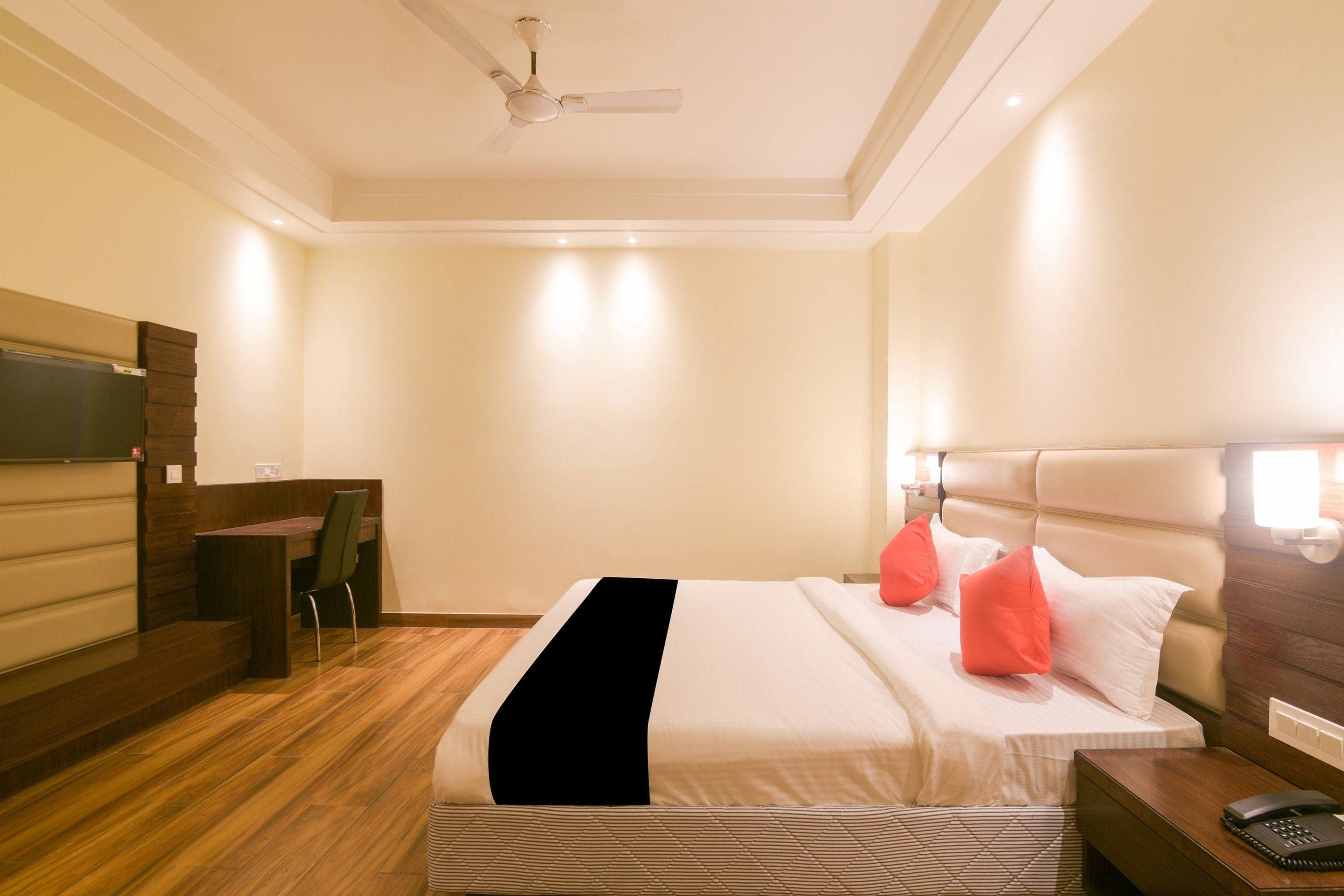Super OYO 77736 Hotel Starlight - Tap to explore photos