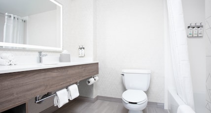 Holiday Inn Express & Suites WILLIAMSBURG Room Type - 2 Queen Suite