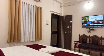 SHIV AARADHYA HOME STAY Room Type - Deluxe Double AC ROOM