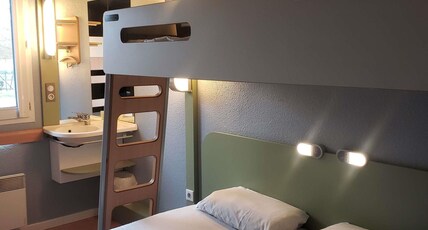 ibis budget Dommartin les Cuiseaux Room Type - Triple Room with a large bed and a bunk bed