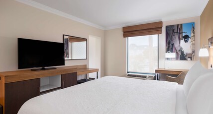 Hampton Inn Charleston North Room Type - 1KING EXEC KITCHEN NONSMOK