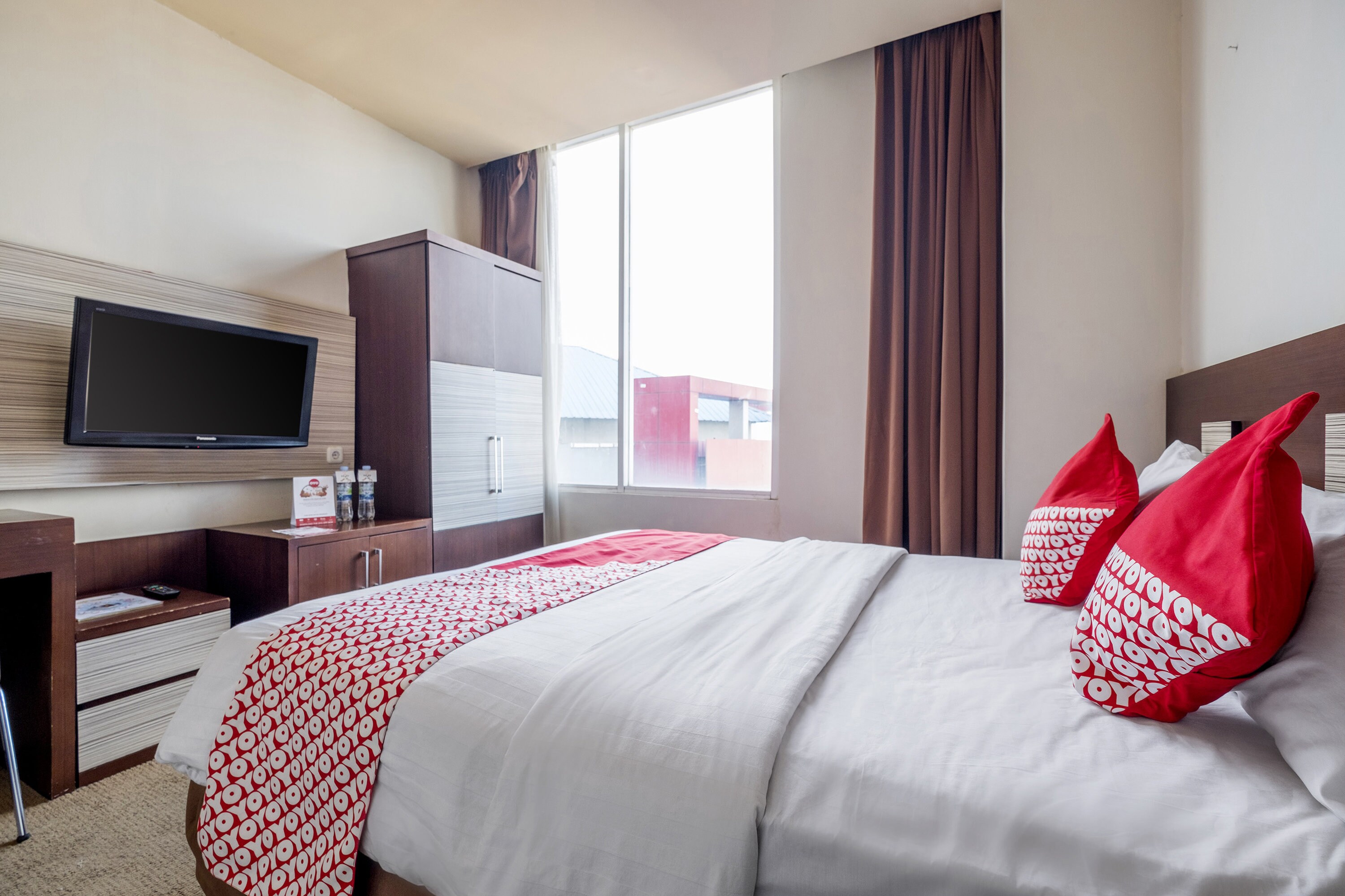 Townhouse Oak near Losari Beach formerly Lynt Hotel Makassar - Tap to explore photos