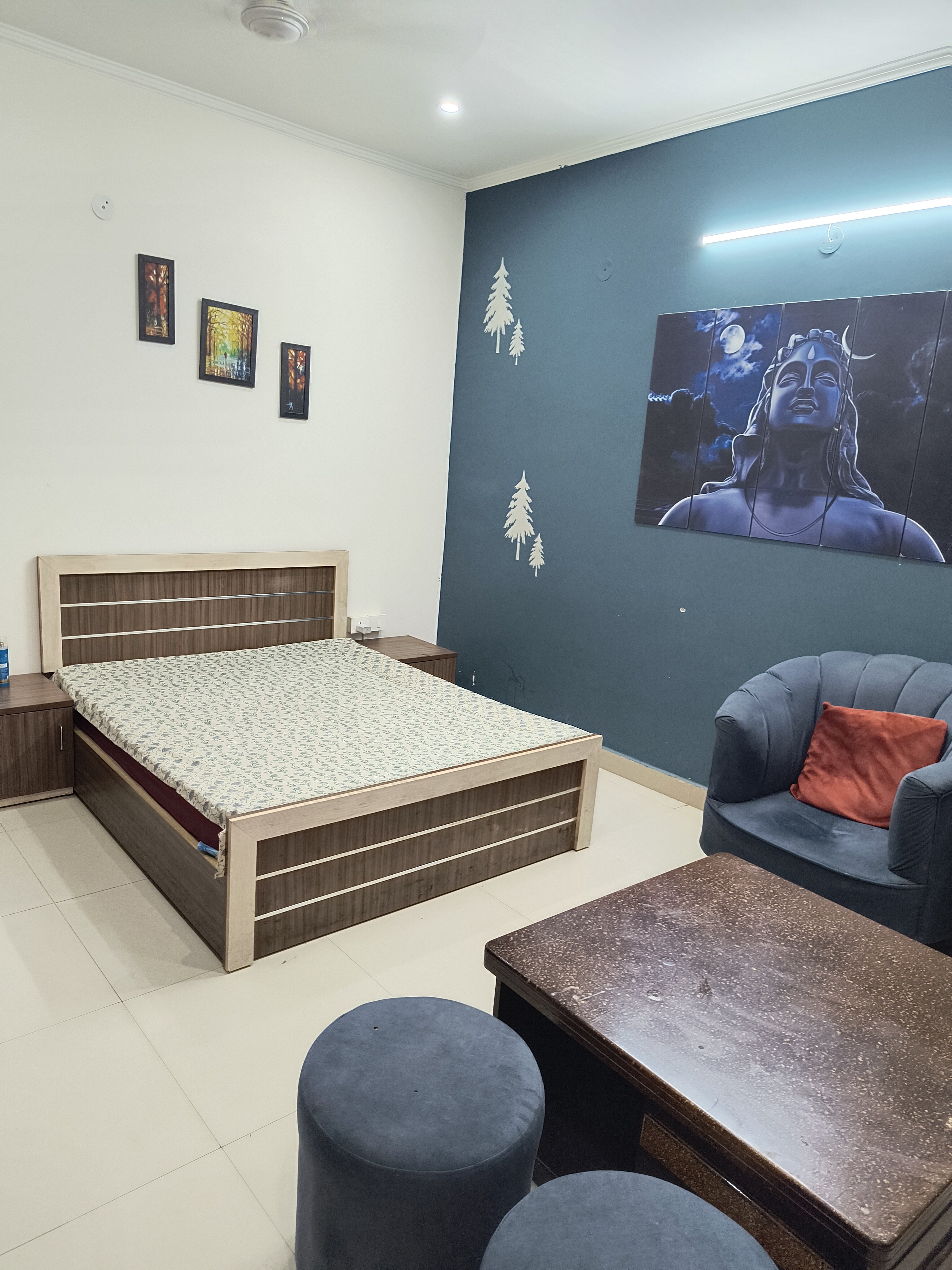 very nice room with good wibe - Tap to explore photos
