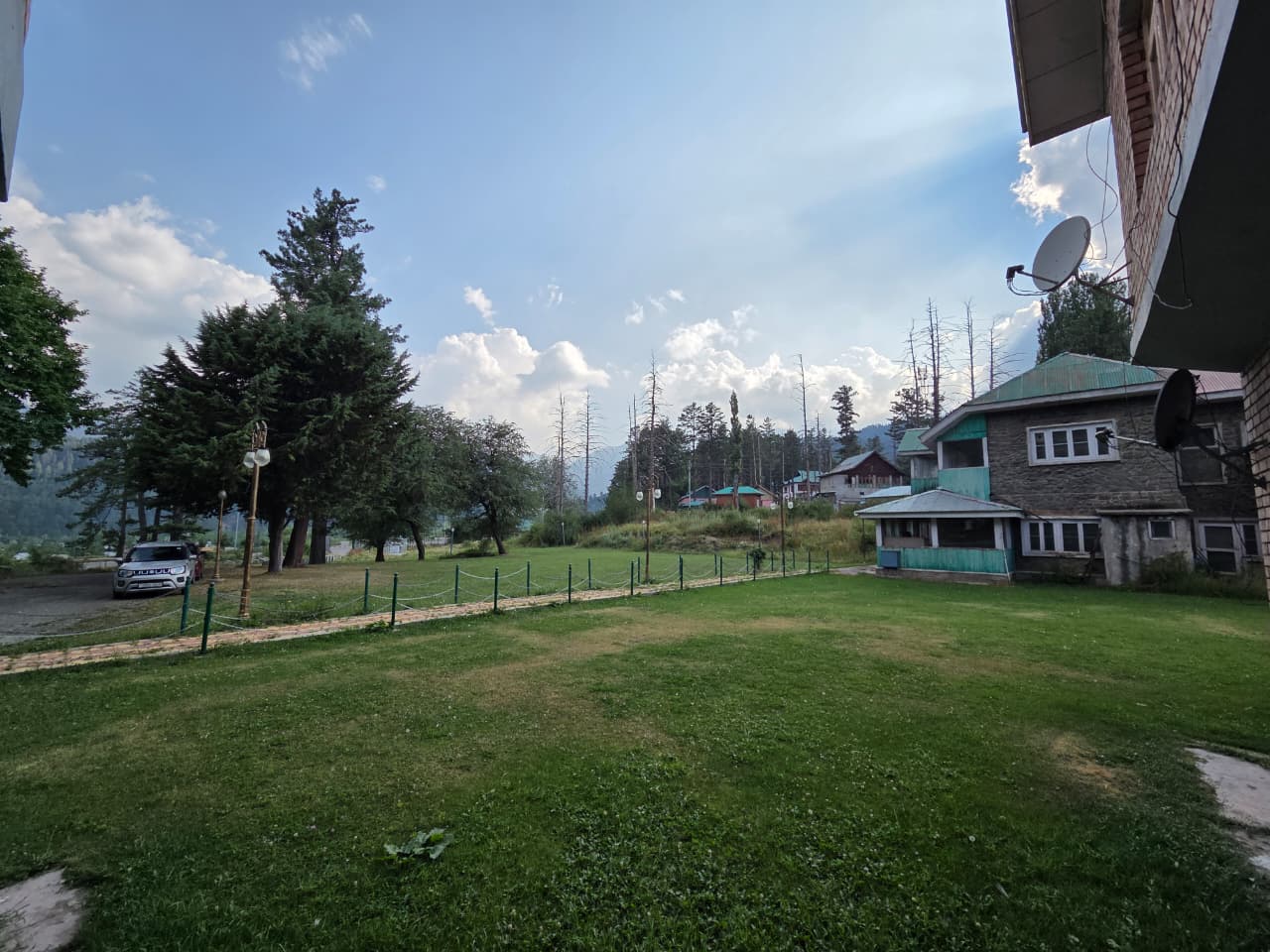 Hotel Alpine Tangmarg - Tap to explore photos