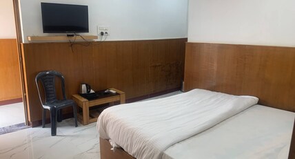 GRAND LODGE Room Type - King Bed Room with City View