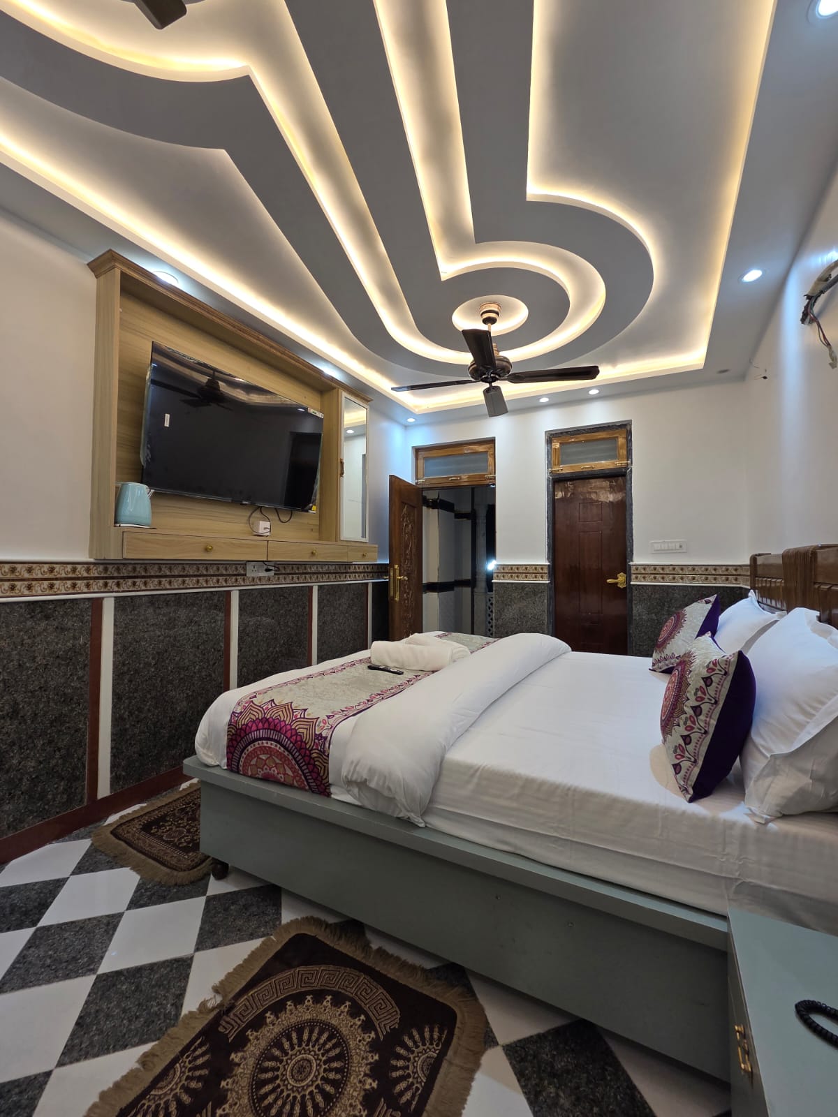 Hotel Radhesh Haveli - Near Vaishno Mata Mandir Vrindavan - Tap to explore photos