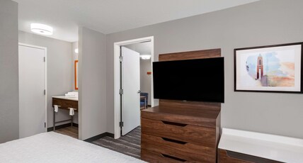 Hampton Inn & Suites by Hilton Muncie Room Type - 1 KING STE SOFABED NONSMOK