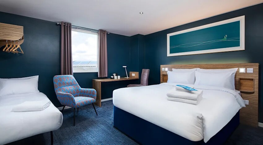Travelodge Edinburgh Central Rose Street - Tap to explore photos