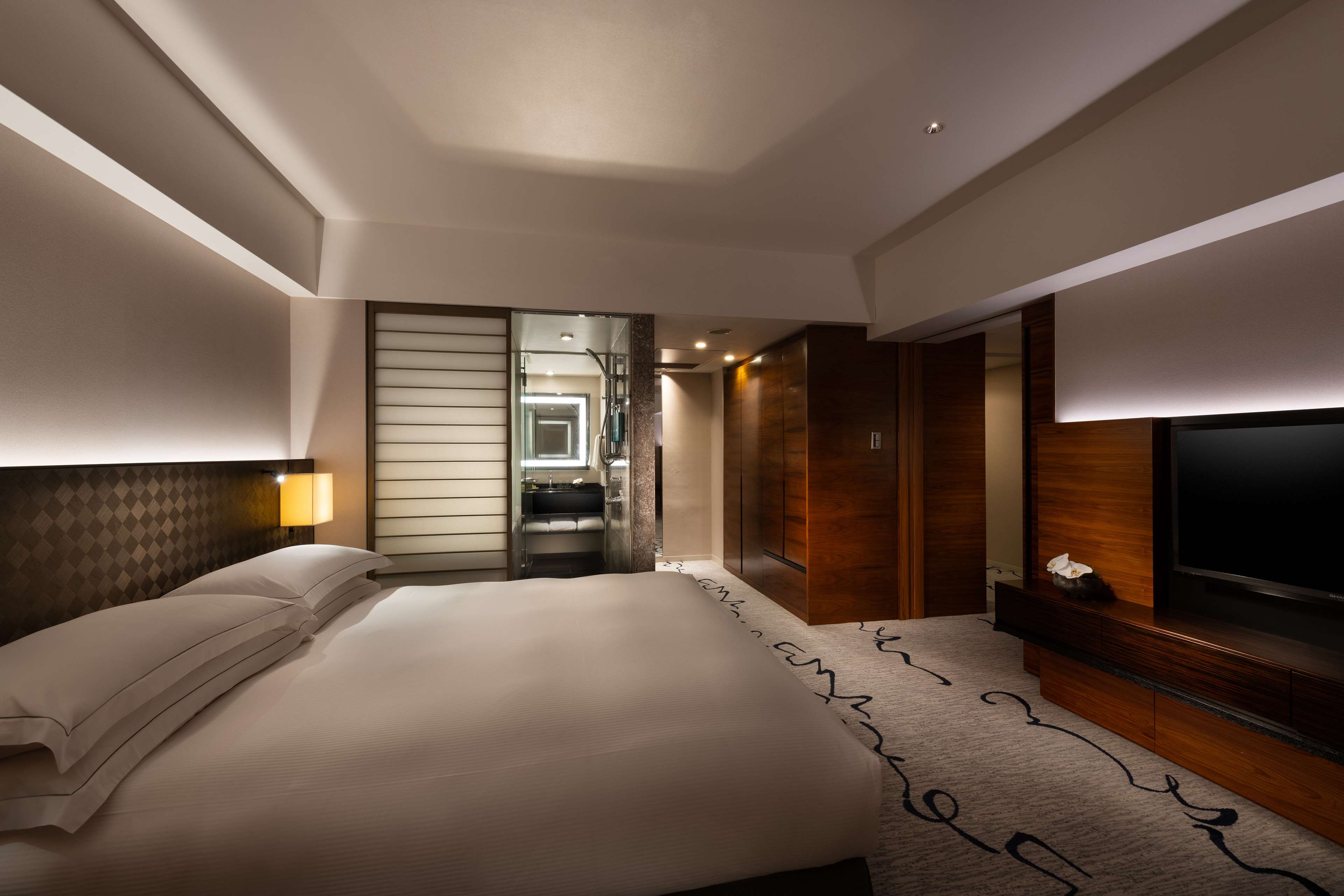 Hilton Tokyo - Tap to explore photos