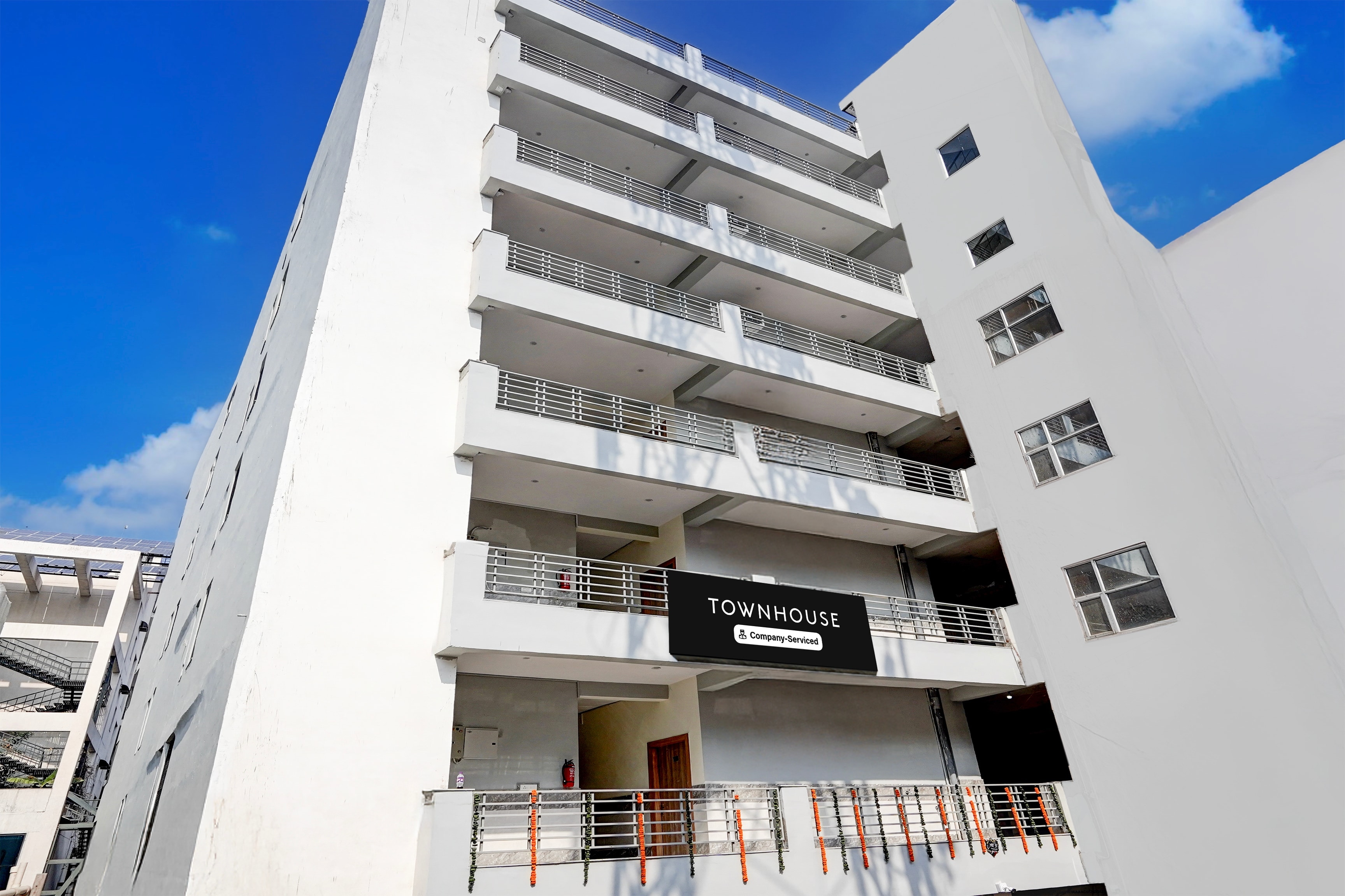 Super Townhouse Sector 18 Udhyog Vihar - Tap to explore photos