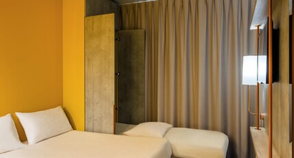 ibis budget Ch Room Type - Standard Room with 1 double and 3 single beds ibis budget Ch Room Type - Standard Room with 1 double and 3 single beds