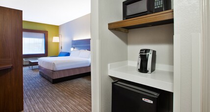 Holiday Inn Express & Suites Manchester, an IHG Hotel Room Type - 1 King Suite