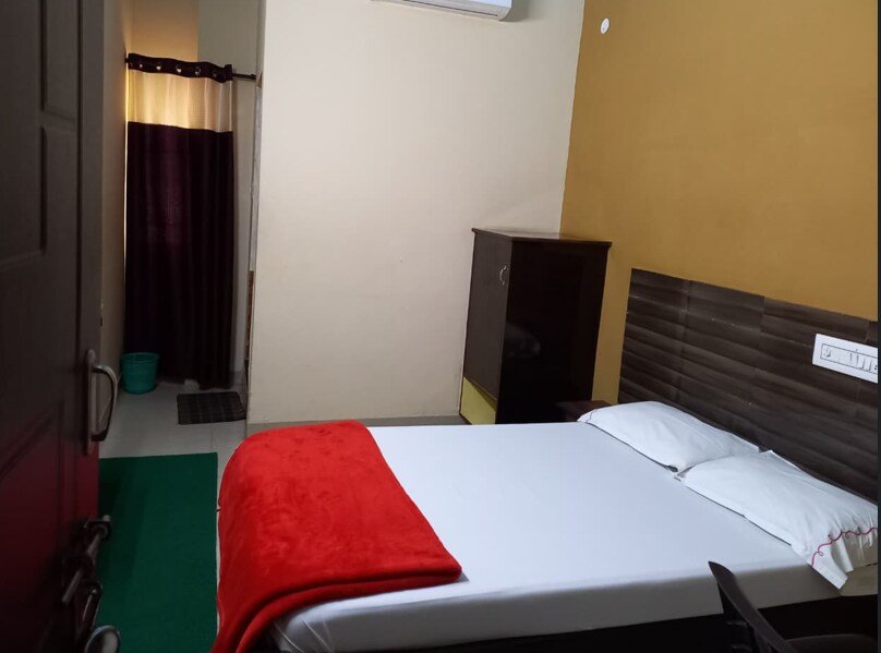 Yatri Comfort - Tap to explore photos