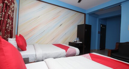 OYO 618 Hotel Middle Point Room Type - Deluxe