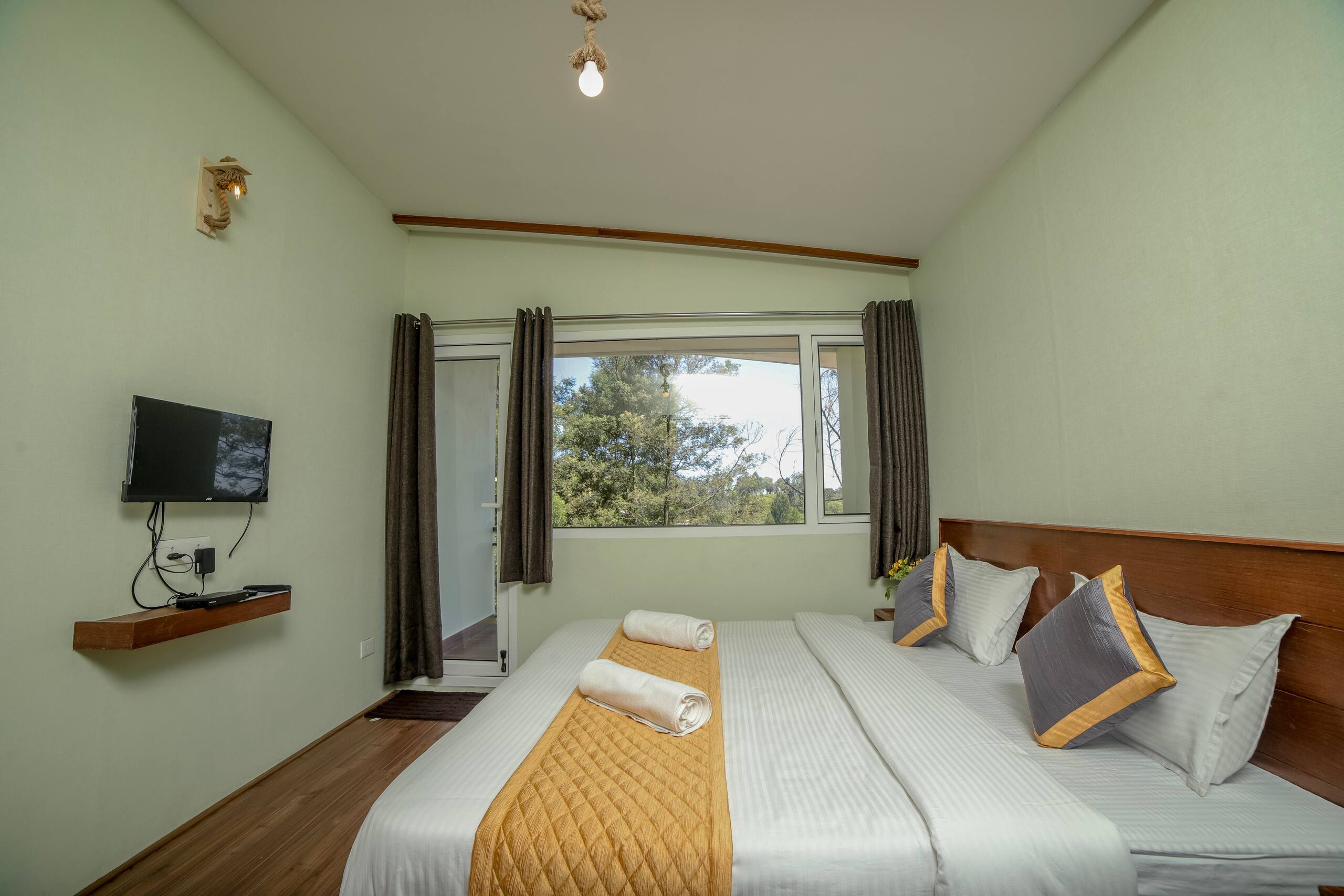 Wattle Grove - 1BR Golden Cabin - Tap to explore photos